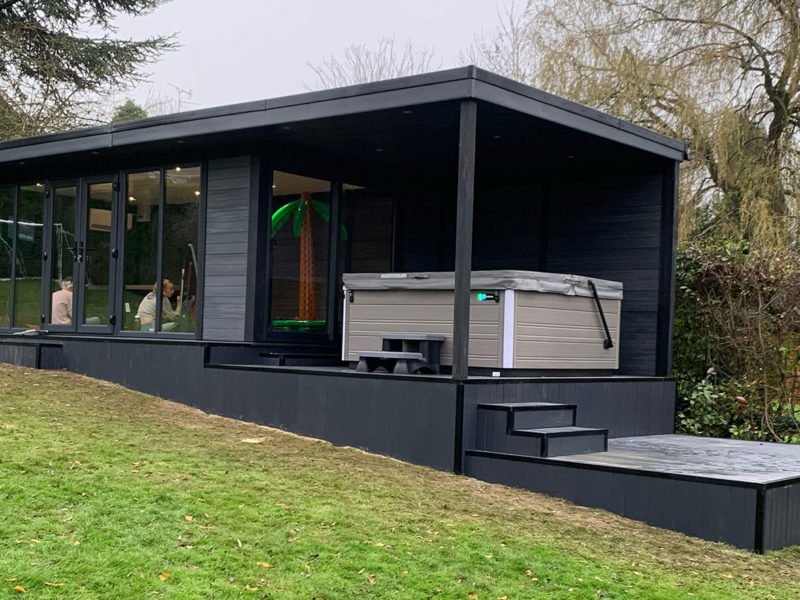 Large Garden Room With Hot Tub