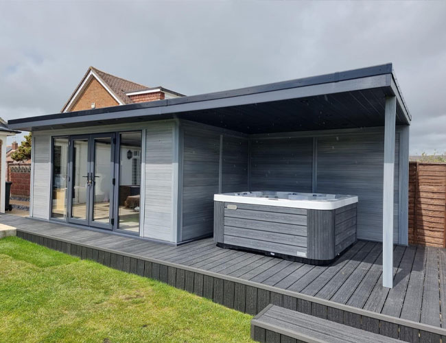 Large Garden Room With Hot Tub Area